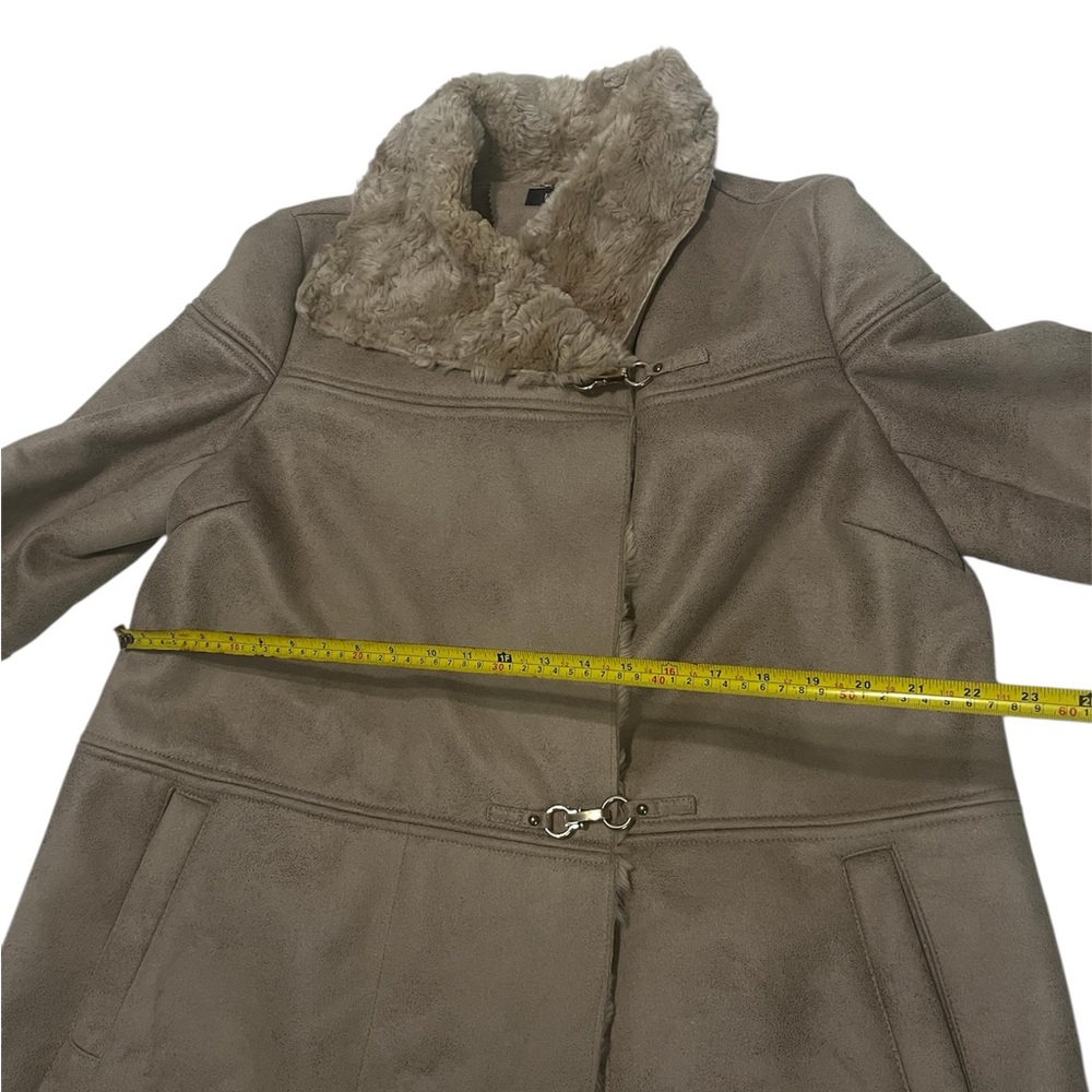 Ellen Tracy Cream and Tan Teddy Jacket with Plush Collar - Picture 7 of 8